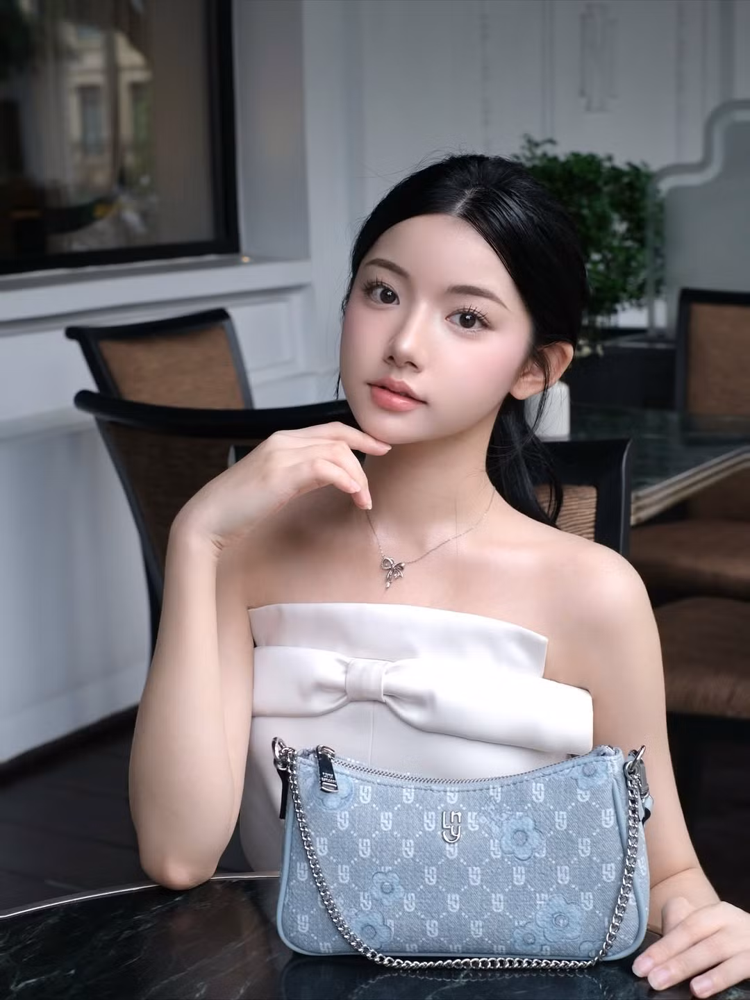 Bên cạnh đó, các món trang sức nhỏ xinh như dây chuyền và vòng tay cũng góp phần tôn lên vẻ đẹp mong manh, ngọt ngào của nữ Tiktoker. (Ảnh: FBNV)