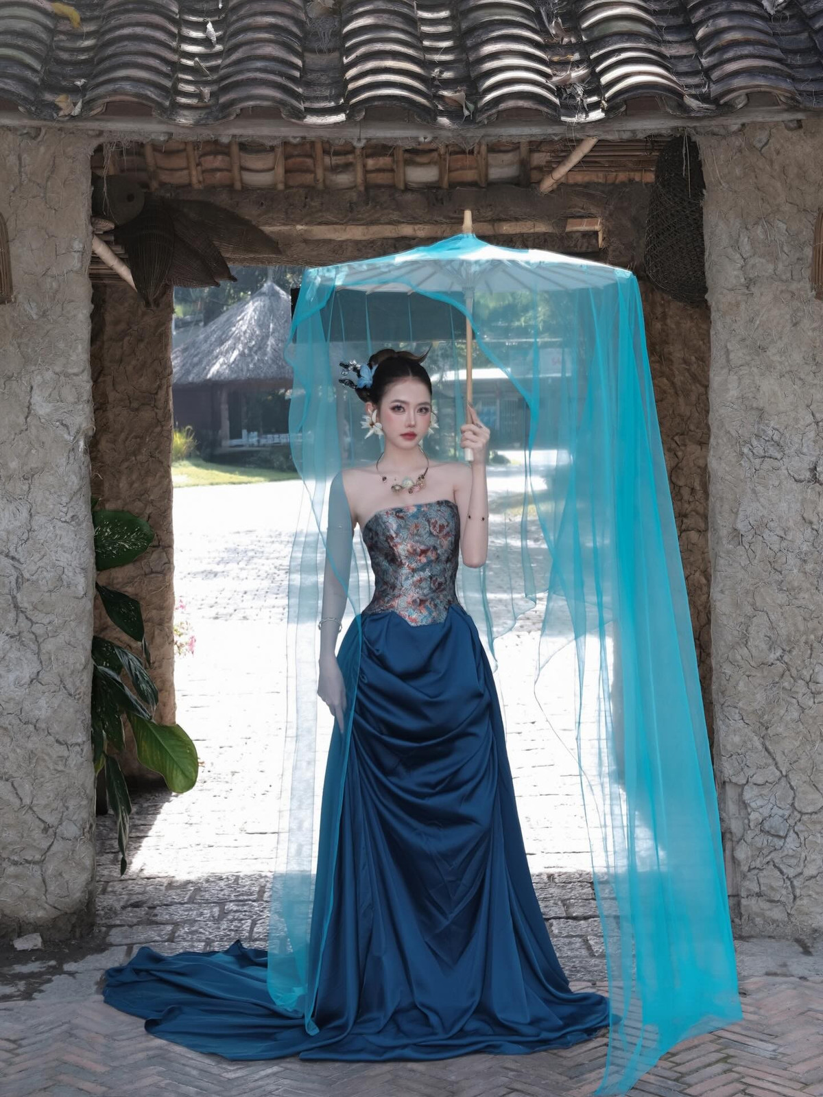 Trên ngực áo là những nhành hoa thêu tay tỉ mỉ bằng chỉ bạc và tơ. Những chi tiết nhỏ này là "vũ khí" bí mật giúp bộ đồ trông sang trọng, cao cấp hơn hẳn. (Ảnh: IGNV)