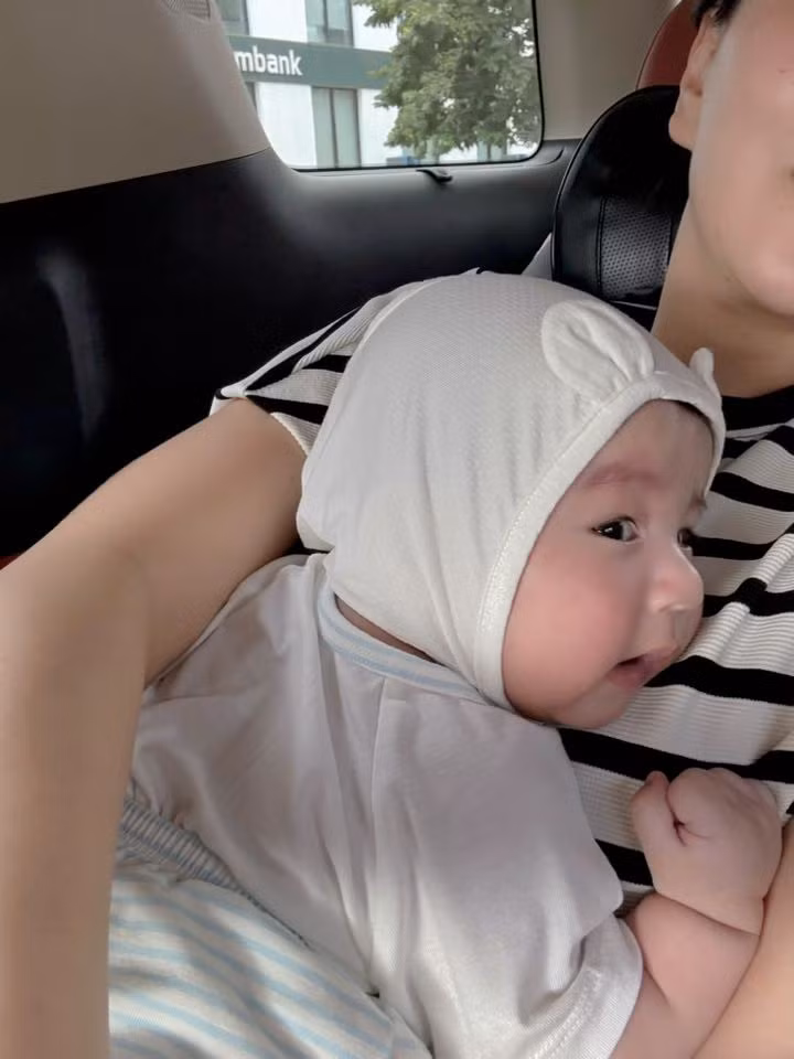 Con trai Mai Ngọc được nhận xét ngày càng bụ bẫm, đáng yêu. Theo tiết lộ từ nữ MC, bé Panda 4 tháng 20 ngày tuổi đã nặng 8,6 kí lô và dài 68,5cm, và mặc vừa quần áo của trẻ 8-9 tháng tuổi. (Ảnh: FBNV)