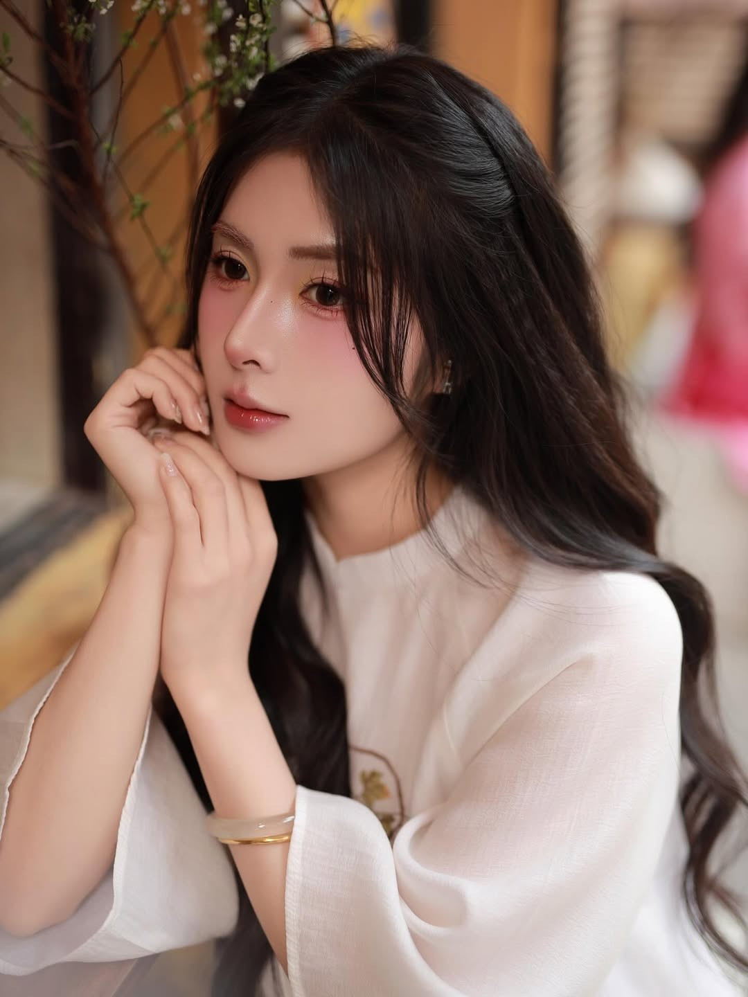 Thay vì những phụ kiện cầu kỳ, cô nàng chỉ kết hợp thêm chiếc vòng cẩm thạch tối giản trên cổ tay, một lựa chọn tinh tế giúp hoàn thiện vẻ ngoài mang đậm nét truyền thống của phụ nữ Á Đông. (Ảnh: IGNV)