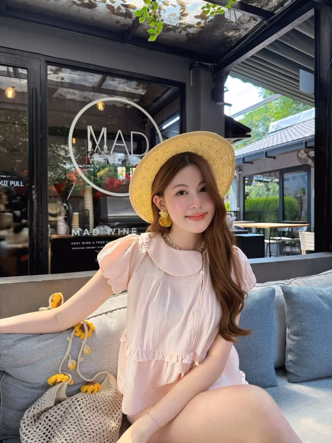 Trong bộ ảnh mới, Tăng Mỹ Hàn lựa chọn set đồ mang sắc hồng pastel dịu mắt với thiết kế áo bèo nhún điệu đà kết hợp cùng quần short năng động. (Ảnh: IGNV)