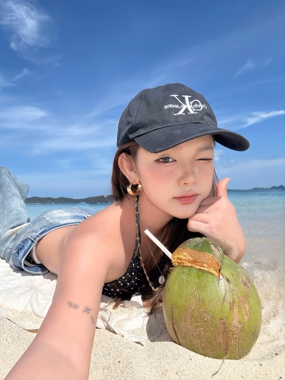 Cô nàng diện chiếc áo bikini chấm bi màu đen-trắng, kết hợp khéo léo với quần jeans dáng thụng – một sự phối hợp độc đáo, vừa gợi cảm lại vừa cá tính, trẻ trung.