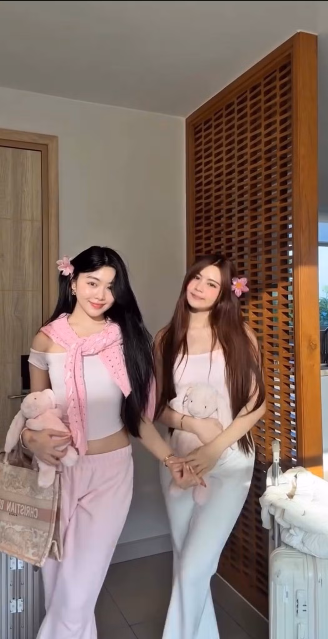 Trong khi đó, Hạt Dẻ lại có phần cá tính hơn với những set đồ trẻ trung, năng động, thể hiện sự phá cách nhưng vẫn giữ được nét ngọt ngào. (Ảnh: Facebook Mai Thảo Linh)