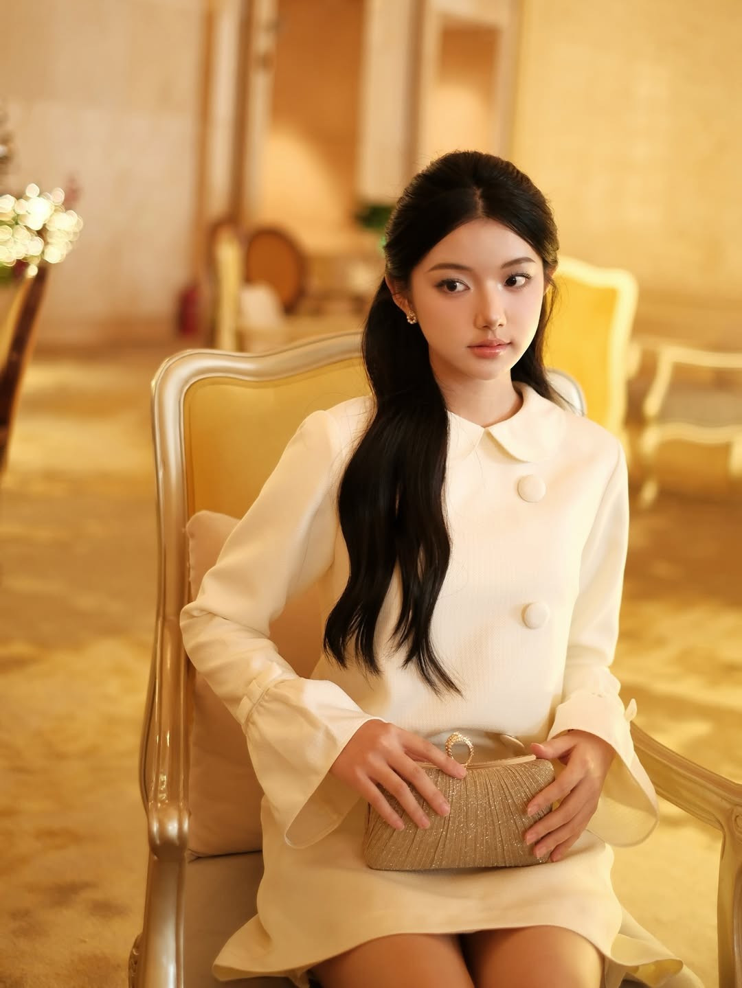 Quỳnh Trương chọn cho mình một chiếc váy dáng suông màu trắng kem tinh tế. Chi tiết cổ sen kết hợp cùng hàng khuy lớn và phần tay áo loe nhẹ nhàng mang đậm hơi hướng thời trang cổ điển. (Ảnh: IGNV)