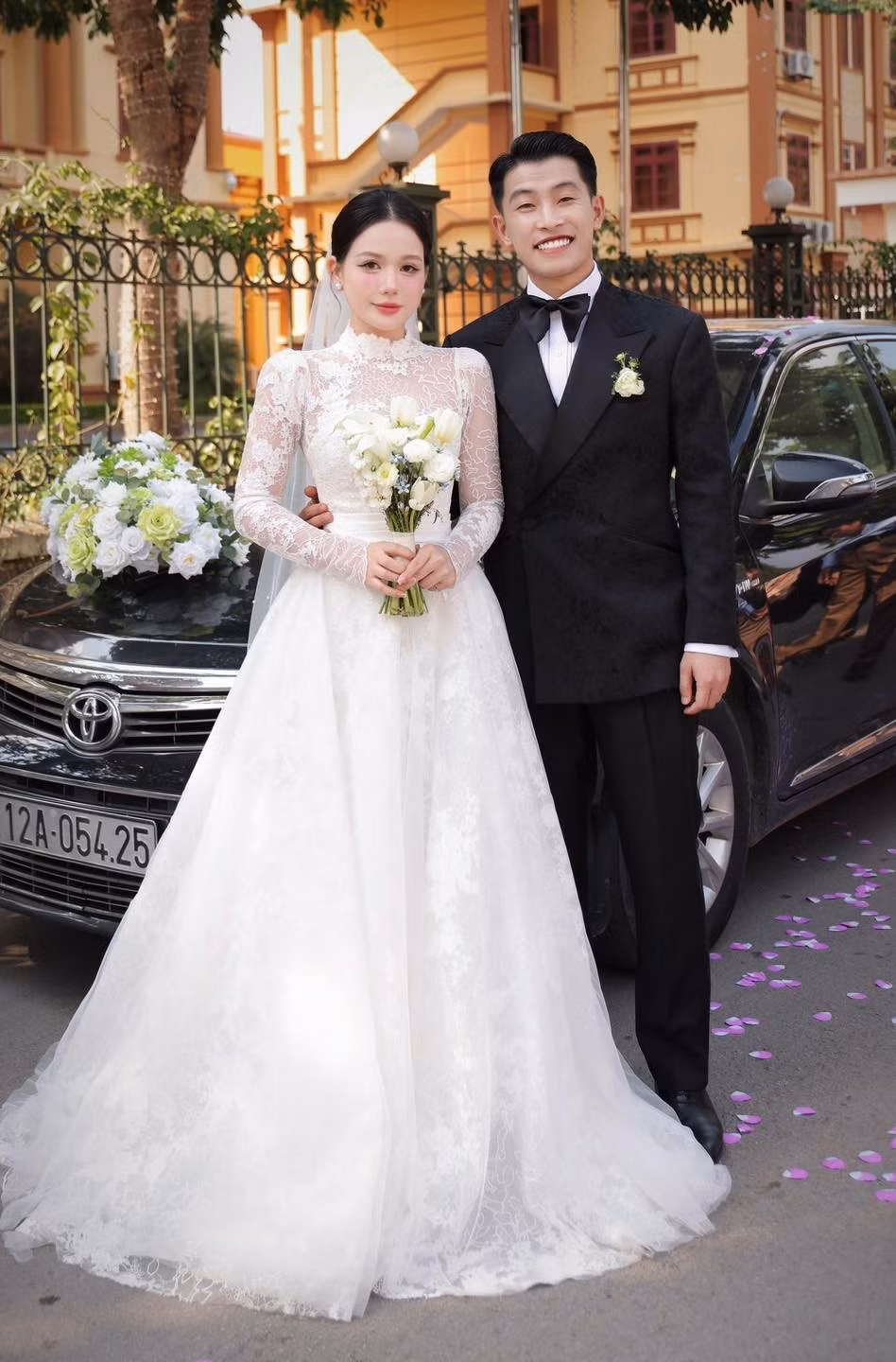 Cặp đôi đã tổ chức đám cưới vào ngày 17/11 năm ngoái, sau lễ dạm ngõ vào tháng 9 cùng năm.