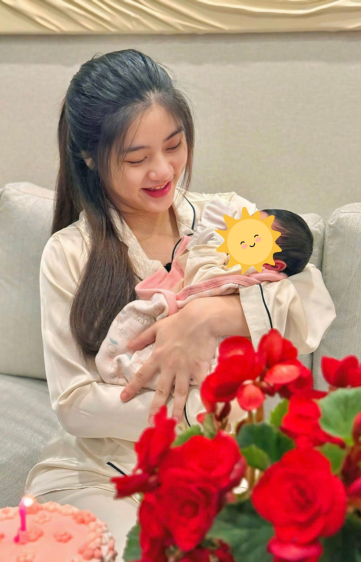 Cô nàng không ngần ngại mô tả những cơn gò tử cung "đau gấp 10, 20 lần đau bụng kinh" và cảm giác vỡ ối đầy bỡ ngỡ. "Thứ nhất đau đẻ, thứ nhì ngứa ghẻ đòn ghen... chỉ khi chính mình trải qua mới hiểu sâu sắc câu nói này", Nam Phương bộc bạch.