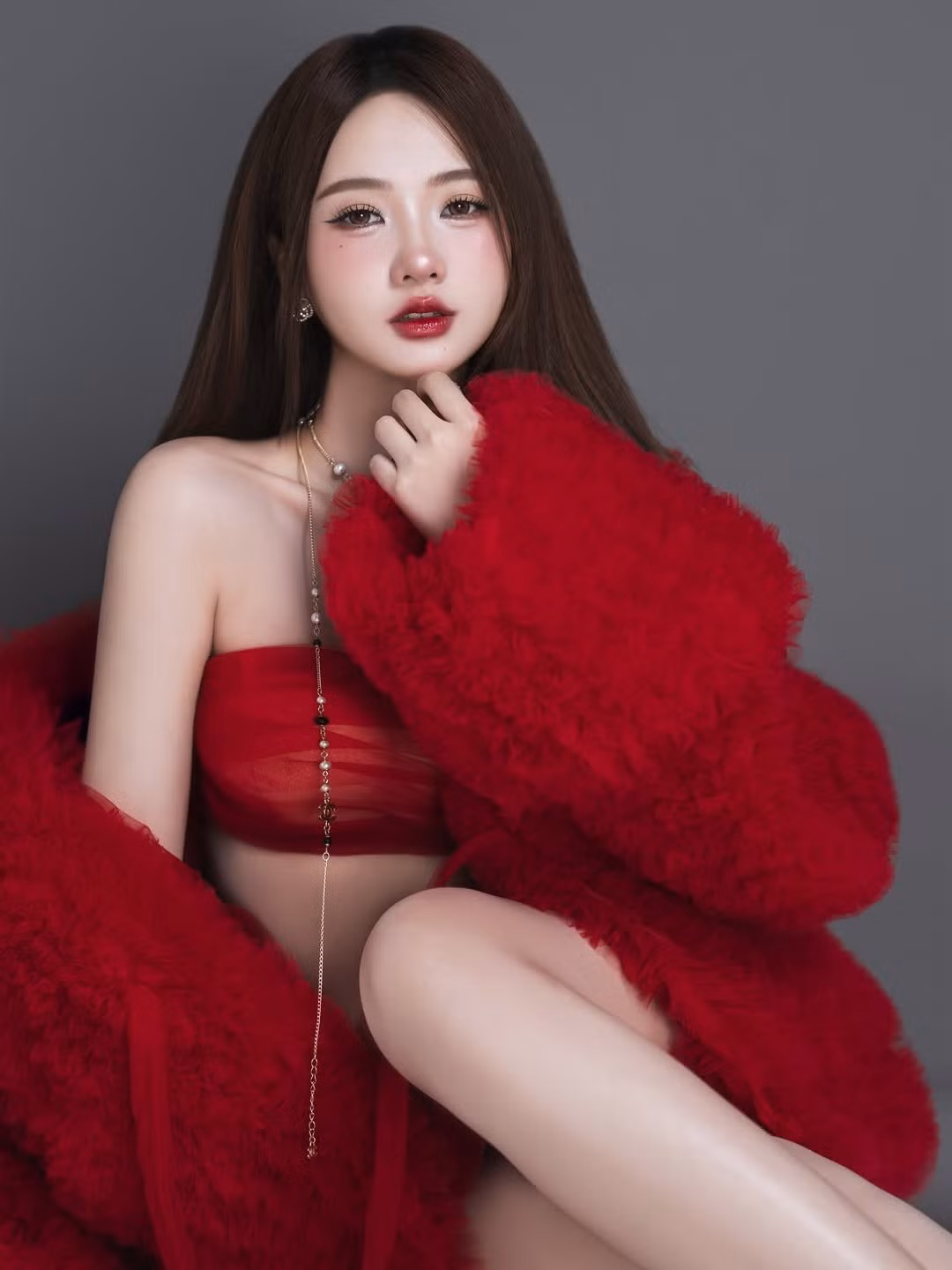 Nhờ ngoại hình nổi bật, cô nàng hiện là một mẫu ảnh được nhiều nhãn hàng săn đón. Không chỉ vậy, nhờ ngoại hình xinh đẹp ngọt ngào, cô được nhiều fan nam gọi là "vợ quốc dân" hay "bạch nguyệt quang trong mơ".