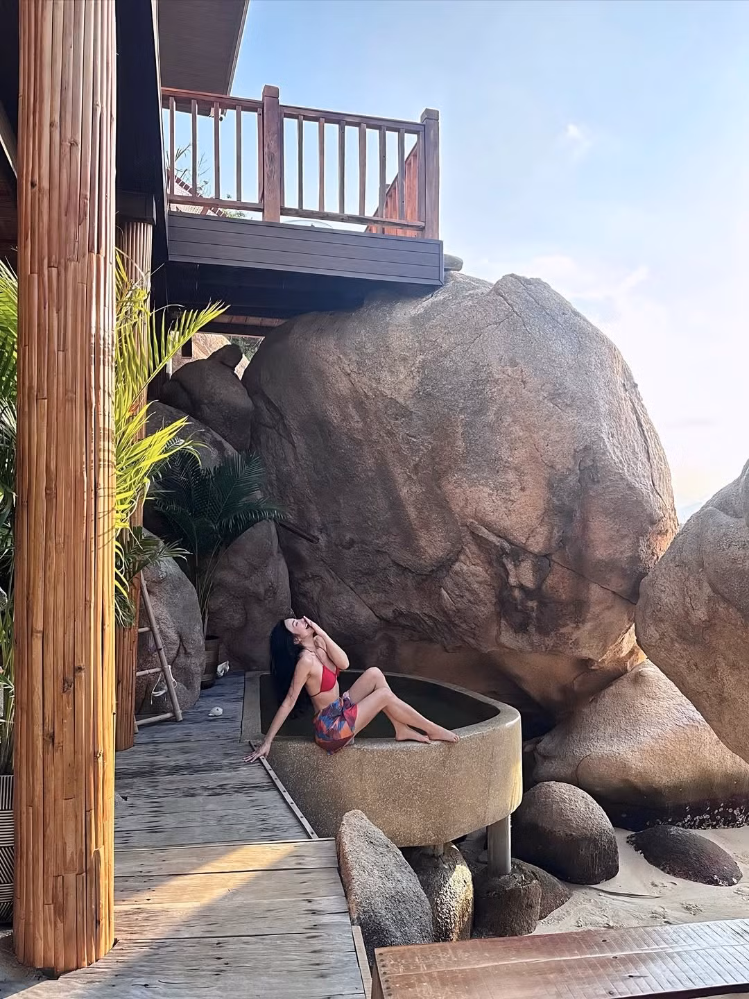 Trong các bức ảnh được chia sẻ, Yaya Trương Nhi diện bikini hai mảnh màu đỏ rực rỡ, khoe trọn vóc dáng săn chắc, đặc biệt là vòng eo thon gọn và đường cong gợi cảm.