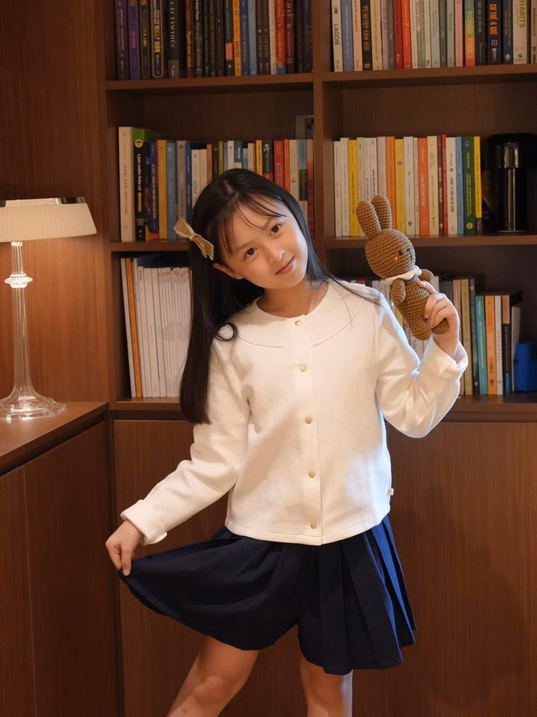 Ngoài việc sở hữu ngoại hình xinh xắn, Cam Cam còn được khen ngợi là một cô bé thông minh, ngoan ngoãn và rất biết cách quan tâm đến mẹ. (Ảnh: FB Gia đình Cam Cam)