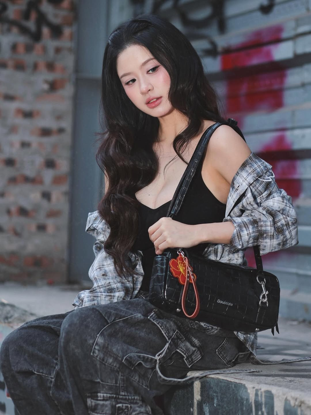 Cô kết hợp chiếc áo dây đen ôm sát, tôn lên vòng một đầy đặn và làn da trắng không tì vết. (Ảnh: IGNV)