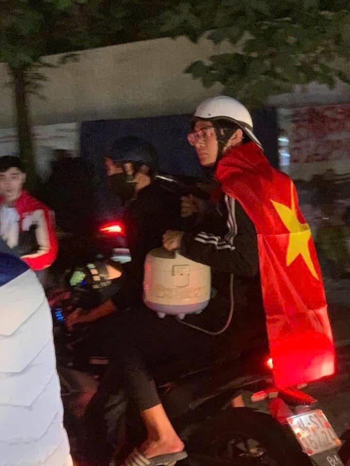 Chiến thắng của đội tuyển bóng đá nam U22 Việt Nam trước Thái Lan với tỉ số 3-2 tại đấu trường SEA Games không chỉ là một cột mốc lịch sử về thể thao, mà còn là ngòi nổ cho những đêm "không ngủ" trên khắp mọi miền đất nước.