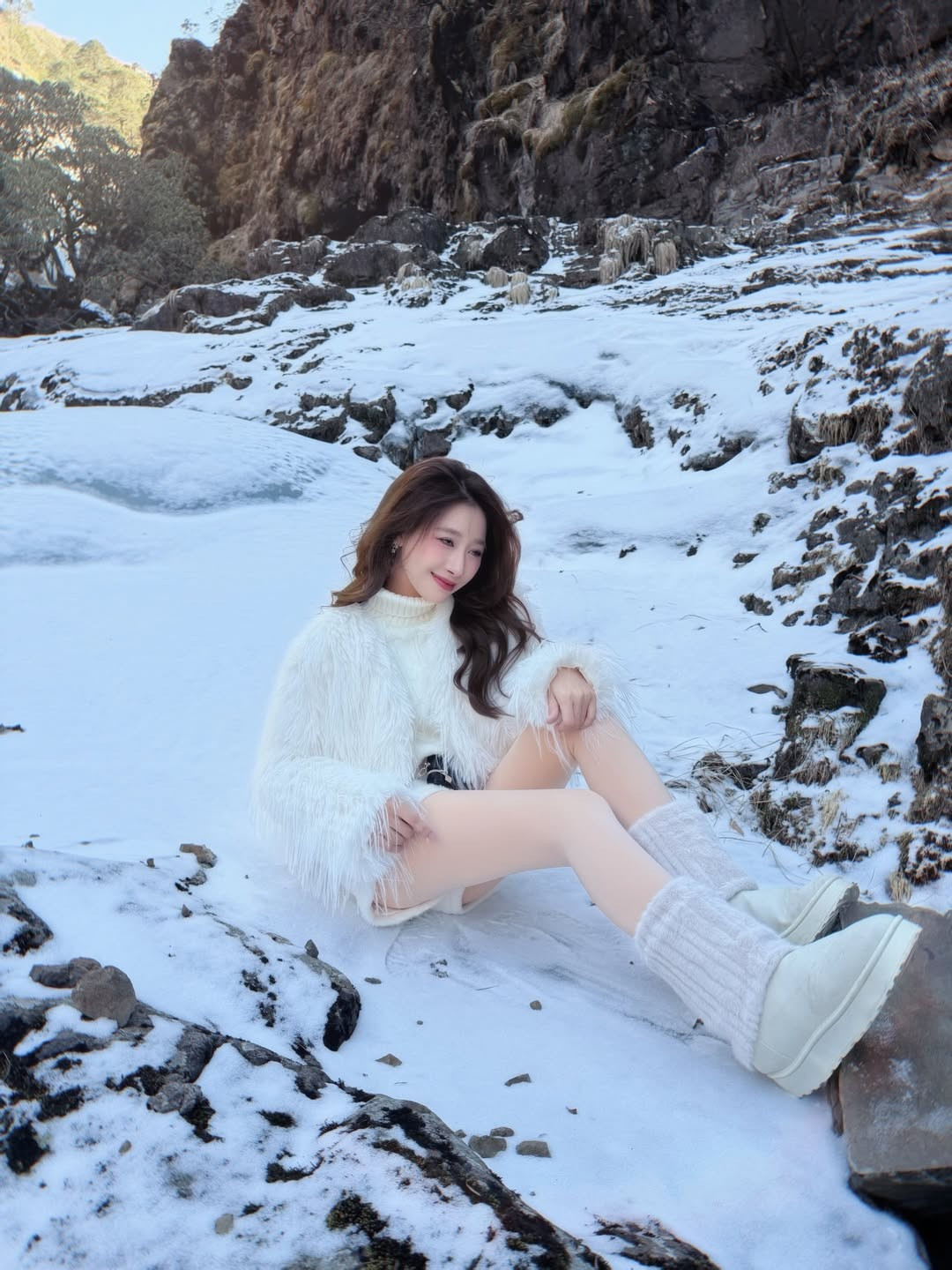 Cô nàng kết hợp với đôi tất ống cùng boot trắng cùng tone với set đồ, mang lại vẻ ngoài thời thượng đầy cuốn hút. (Ảnh: IGNV)