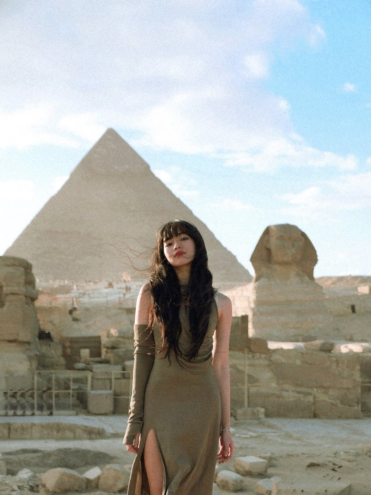 Nữ diễn viên bức xúc chia sẻ: “Kim tự tháp Giza là nơi tui muốn đến nhất, thích nhất, hào hứng nhất và cũng là nơi tui bị thất vọng nhất. Không phải do nó không đẹp, ở ngoài nó đẹp và hùng vĩ hơn trên ảnh nhiều, mà là vì tui đã cất công đến nhưng KHÔNG ĐƯỢC VÀO!”. (Ảnh: IGNV)