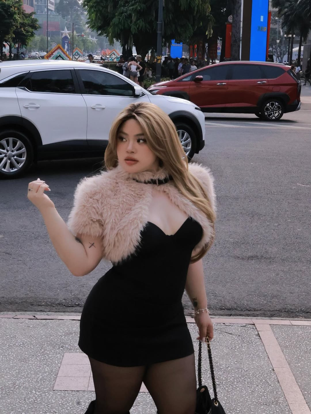 Layout trang điểm tone cam đào nhẹ nhàng cùng mái tóc vàng sáng bồng bềnh giúp gương mặt của cô nàng thêm phần thanh thoát, đối lập thú vị với phong cách ăn mặc có phần cá tính và nổi loạn. (Ảnh: IGNV)