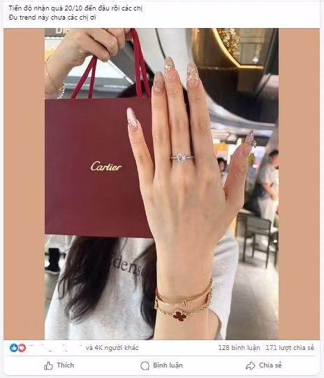 Nhiều chị em khiến người nhìn phải xuýt xoa với những món trang sức cao cấp. Màn khoe quả này khiến nhiều người phải liên tục "xin vía".