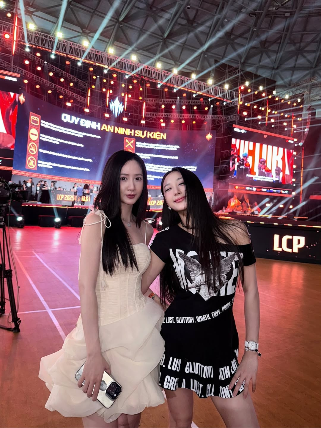 Nổi bật khi xuất hiện tại sự kiện là ba cô nàng xinh đẹp và tài năng đến từ giới eSports: Kitty (Athena Jiang), Mina Young và Du Phong Linh. Ba cô gái đã mang đến một "làn gió mới" đầy quyến rũ và cá tính cho không khí chung kết hoành tráng.