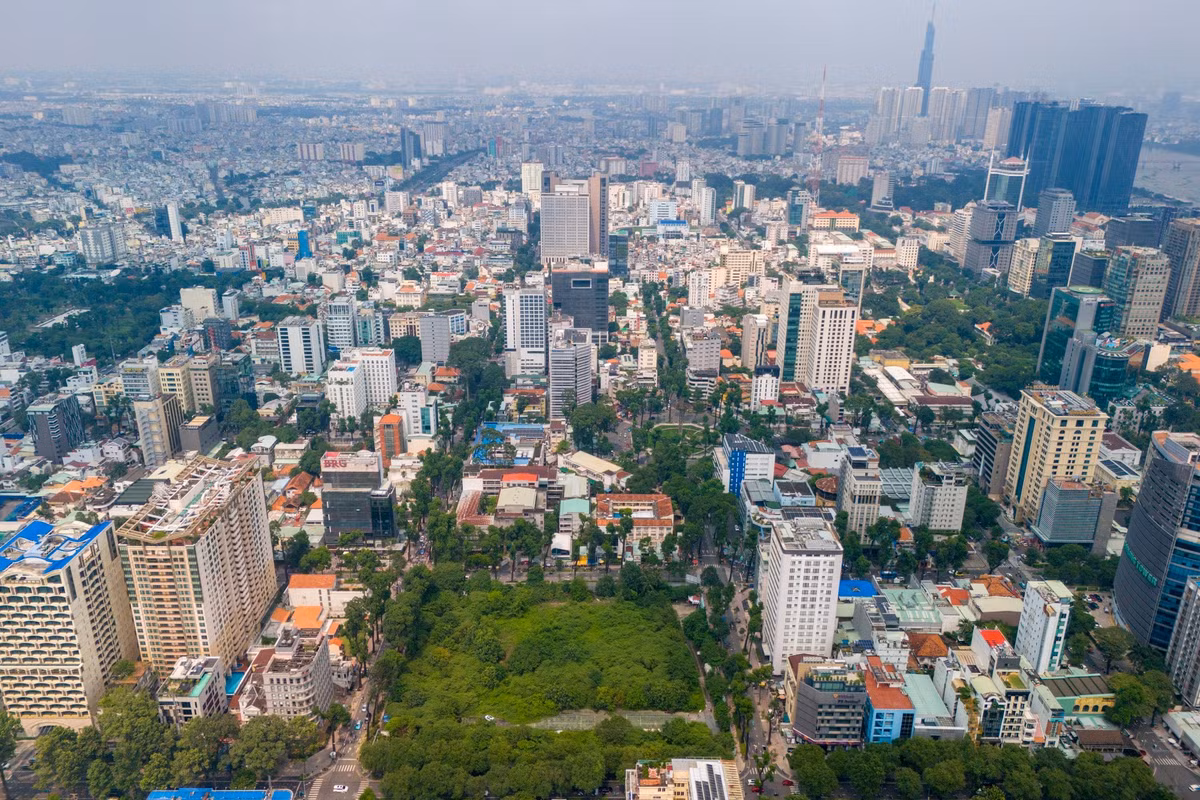 Nhà thi đấu này nằm giữa 4 con đường trung tâm thành phố là Pasteur - Nguyễn Đình Chiểu - Nam Kỳ Khởi Nghĩa - Võ Văn Tần. TP.HCM quyết định xây dựng để làm cơ sở đăng cai các giải đấu tầm cỡ quốc gia và quốc tế. Với tổng mức đầu tư gần 2.000 tỷ đồng, trải rộng trong khuôn viên hơn 14.400 m2, công trình sẽ đáp ứng nhu cầu tập luyện và thi đấu 13 môn thể thao với sức chứa 4.000-5.000 ghế ngồi.