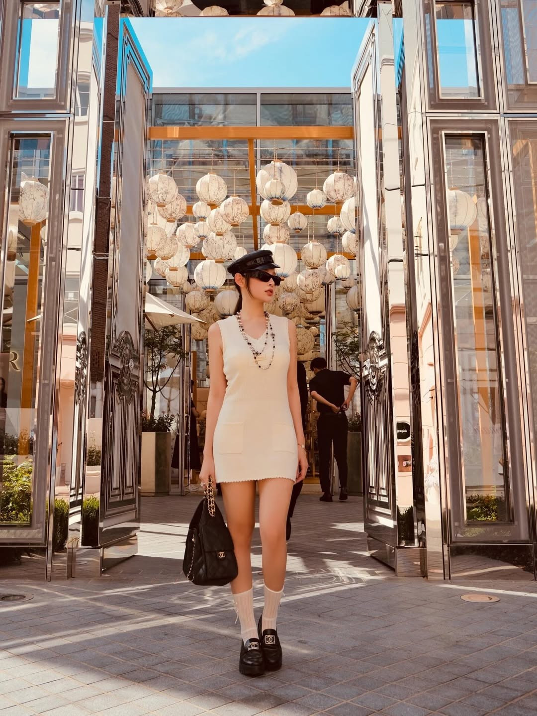 Trong loạt ảnh, Huyền Baby xuất hiện đầy ấn tượng với phong cách thời trang mang đậm hơi hướng cổ điển nhưng không kém phần hiện đại. Cô chọn cho mình nguyên cây đồ hiệu đến từ nhà mốt Chanel - thương hiệu gắn liền với sự sang trọng bậc nhất. (Ảnh: IGNV)