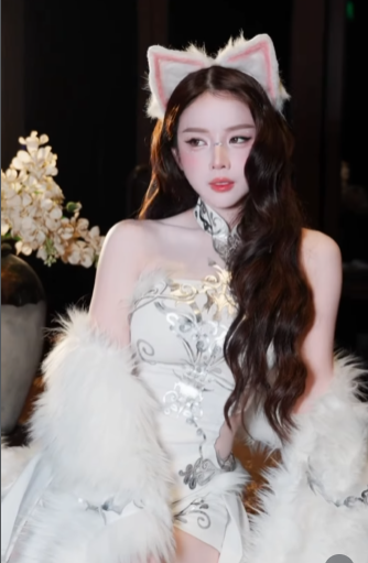 Không thể thiếu để hoàn thiện giao diện hồ ly chính là bộ phụ kiện lông trắng với 9 chiếc đuôi trắng muốt thướt tha. Kết hợp cùng với đó là đôi tai màu hồng nhạt và trắng, mang lại sự đáng yêu, ngây thơ chuẩn chất "tiểu hồ ly". (Ảnh: IGNV)