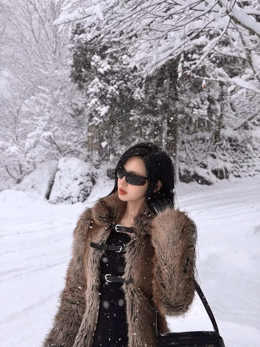 Trong loạt hình này, cô nàng diện chiếc áo khoác lông sang trọng, giúp giữ ấm tuyệt đối giữa nền nhiệt dưới 0 độ mà vẫn cực kỳ thời thượng. Bên trong lớp áo lông là bộ đồ đen ôm sát kết hợp cùng boots cao cổ, tôn lên đôi chân dài miên man và vóc dáng chuẩn chỉnh.(Ảnh: IGNV)