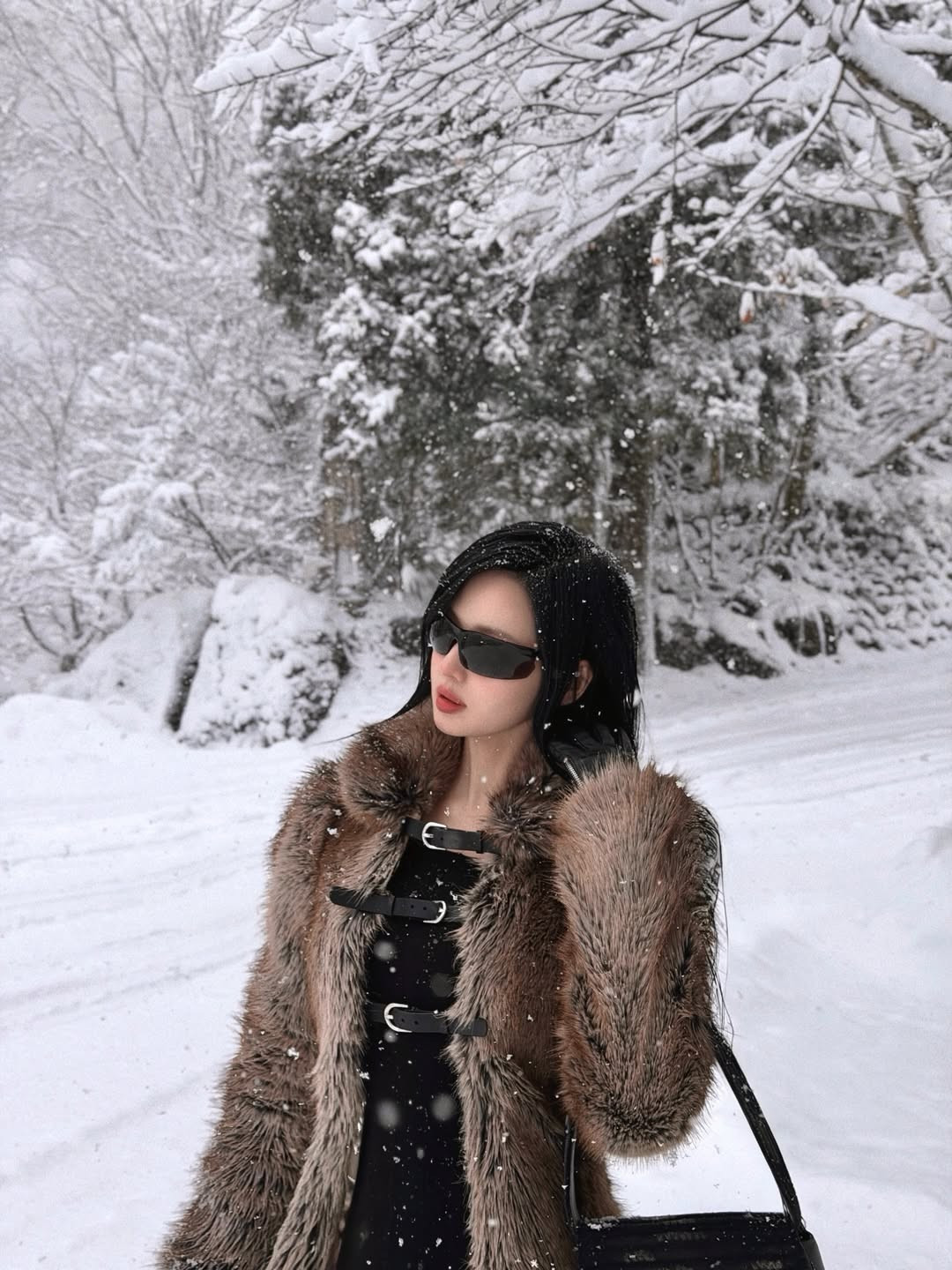 Trong loạt hình này, cô nàng diện chiếc áo khoác lông sang trọng, giúp giữ ấm tuyệt đối giữa nền nhiệt dưới 0 độ mà vẫn cực kỳ thời thượng. Bên trong lớp áo lông là bộ đồ đen ôm sát kết hợp cùng boots cao cổ, tôn lên đôi chân dài miên man và vóc dáng chuẩn chỉnh.(Ảnh: IGNV)