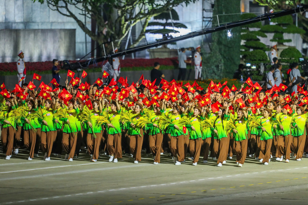 Buổi sơ duyệt không chỉ là màn phô diễn sức mạnh quân sự mà còn là bức tranh về sự đồng lòng của toàn dân tộc, về sức mạnh của toàn dân, là bản anh hùng ca bất tận về tinh thần đoàn kết, ý chí tự cường của dân tộc Việt Nam.