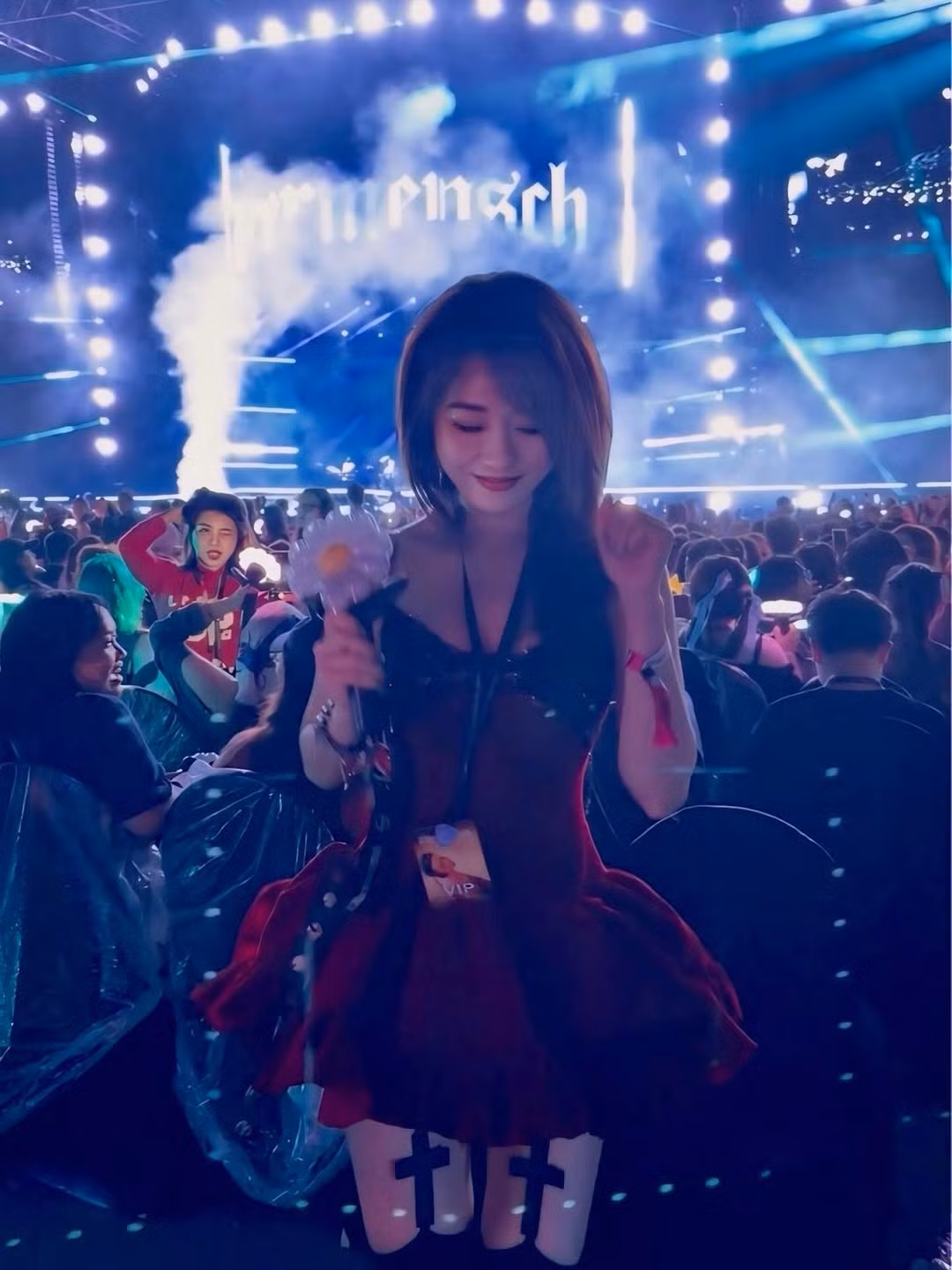 Để tăng thêm vẻ ma mị, trong nhiều khoảnh khắc Hà Kim đội một chiếc vương miện nhỏ xinh, đi tất dài đen với họa tiết hình chữ thập. Cô nàng tiếp tục giữ vững phong độ với phong cách trang điểm nhấn vào đôi môi đỏ rực và thần thái sắc lạnh. (Ảnh: IGNV)