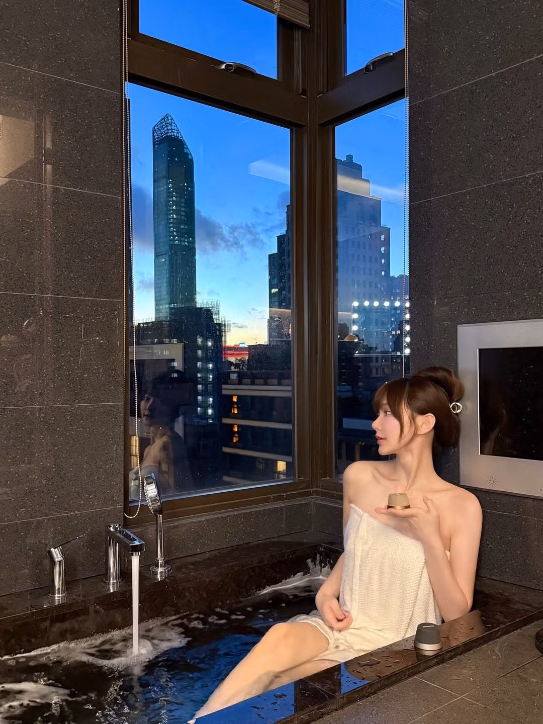 Chỉ vì muốn có một bộ ảnh gợi cảm khi ngâm mình trong bồn tắm, cô đã vô tình gây ra sự cố nghiêm trọng. (Ảnh: IGNV)