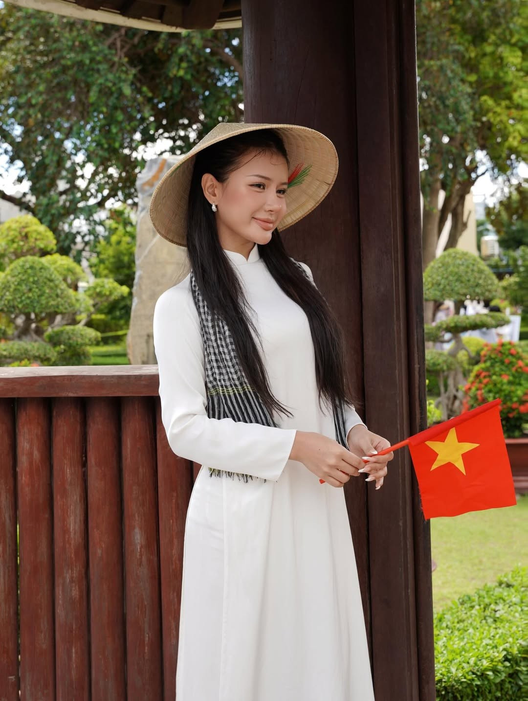 Được biết đến là một nữ Tiktoker với phong cách thời trang khá táo bạo, Xuân Ca khiến nhiều người bất ngờ với hình ảnh dịu dàng, nền nã trong tà áo dài truyền thống nhân dịp 2/9. (Ảnh: IGNV)