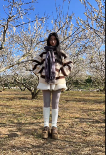 Trong video, cô xuất hiện với diện mạo tươi tắn, thực hiện các động tác vũ đạo bắt trend với hy vọng làm mới hình ảnh sau thời gian dài "ở ẩn".