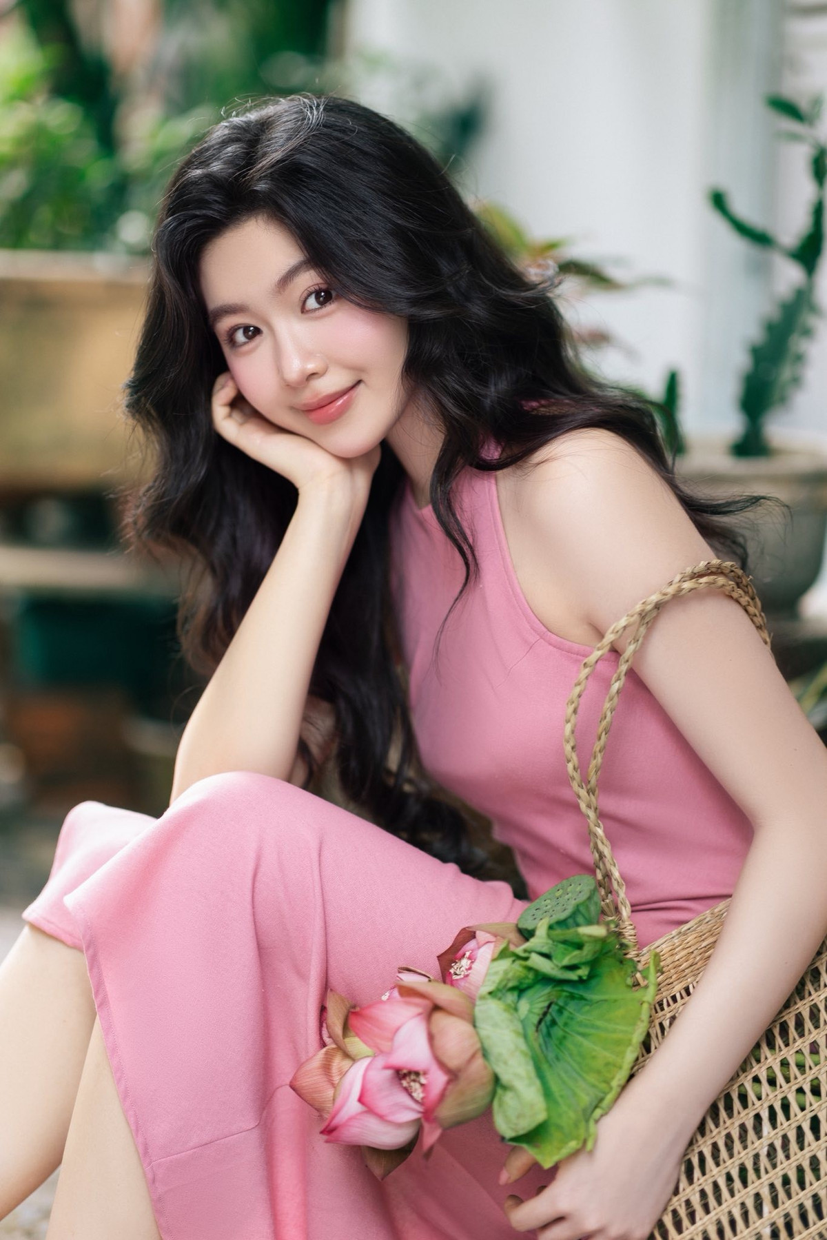 Cô nàng chọn kiểu tóc xoăn nhẹ bồng bềnh, buông xõa tự nhiên, càng làm tăng thêm nét lãng mạn, bay bổng. (Ảnh: FBNV)