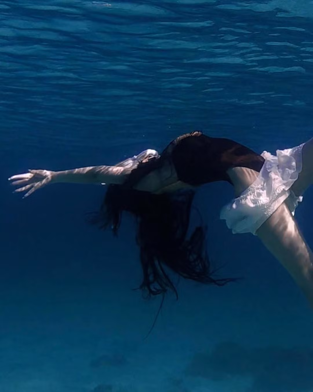 Mỗi chuyển động của cô nàng dưới nước đều mềm mại, uyển chuyển như những vũ điệu của nàng tiên cá giữa đại dương sâu thẳm.