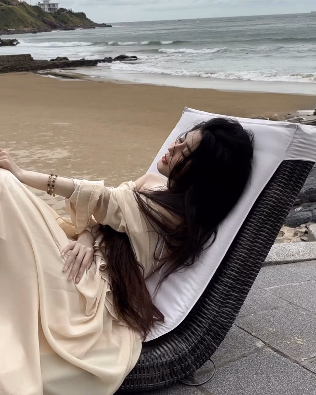 Trên mạng xã hội, cô nàng thu hút lượng người theo dõi cực lớn nhờ phong cách thời trang đa dạng – từ nữ tính, thanh lịch đến cá tính, quyến rũ.