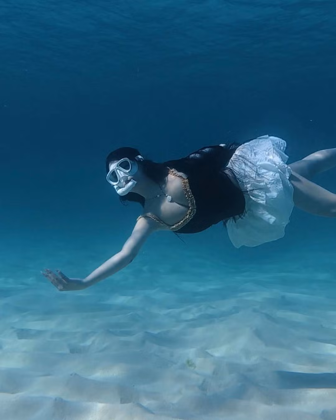 Trong khung cảnh biển xanh trong vắt, cô nàng hóa thân thành một mỹ nhân ngư hiện đại, toát lên vẻ đẹp vừa quyến rũ vừa thuần khiết như bước ra từ truyện cổ tích.