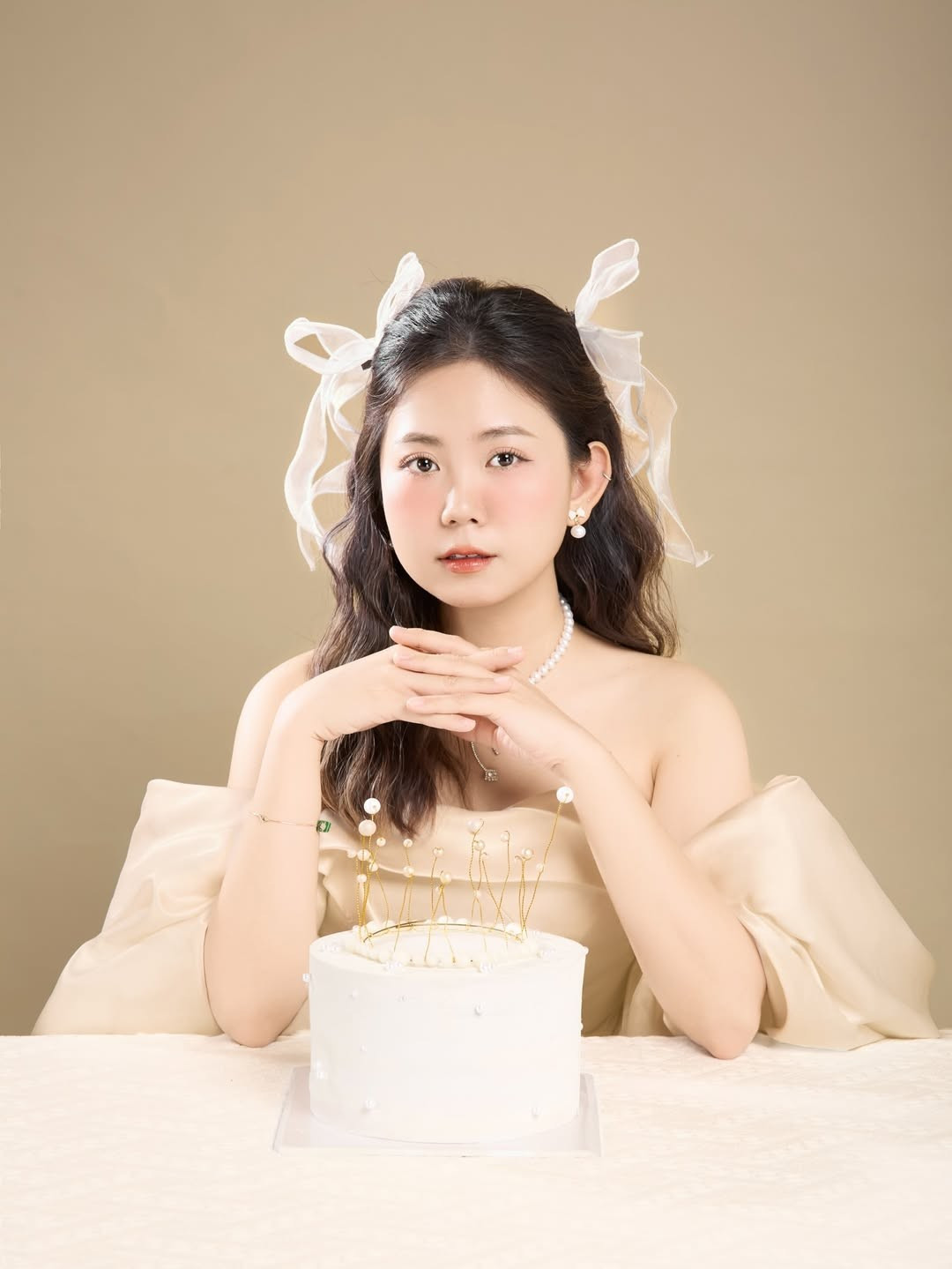 Phụ kiện được cô nàng sử dụng gồm những dải nơ trắng thắt nhẹ trên tóc cùng vòng cổ ngọc trai thanh lịch, tôn lên vẻ đẹp đài các. (Ảnh: IGNV)