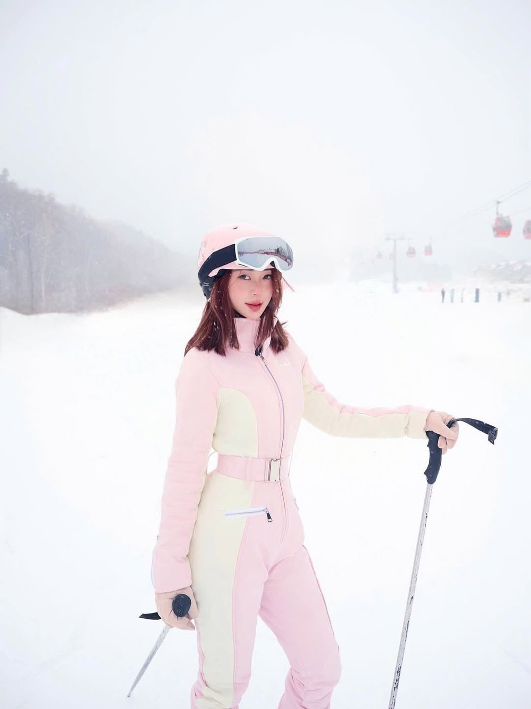 Trong bộ ảnh vừa chia sẻ, cựu hot girl Hà Thành chọn cho mình bộ đồ trượt tuyết tông màu hồng pastel phối trắng vô cùng ngọt ngào nhưng không kém phần sang chảnh. (Ảnh: IGNV)