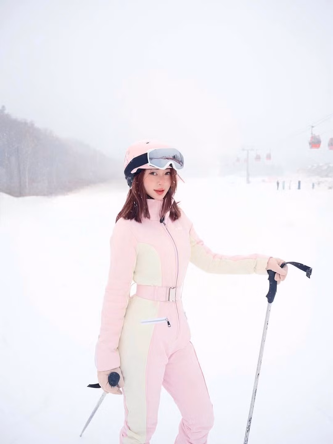 Trong bộ ảnh vừa chia sẻ, cựu hot girl Hà Thành chọn cho mình bộ đồ trượt tuyết tông màu hồng pastel phối trắng vô cùng ngọt ngào nhưng không kém phần sang chảnh. (Ảnh: IGNV)