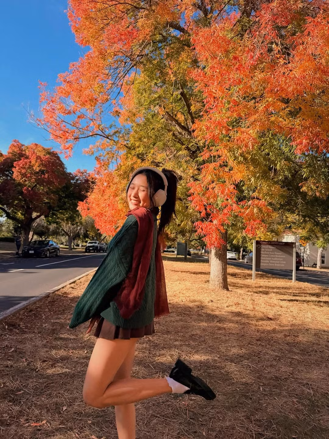 Phong cách này hoàn toàn phù hợp với hình ảnh trẻ trung, giản dị, và đáng yêu mà Jenny Huỳnh vốn đã xây dựng qua các vlog về cuộc sống, đi học và du lịch. (Ảnh: FBNV)