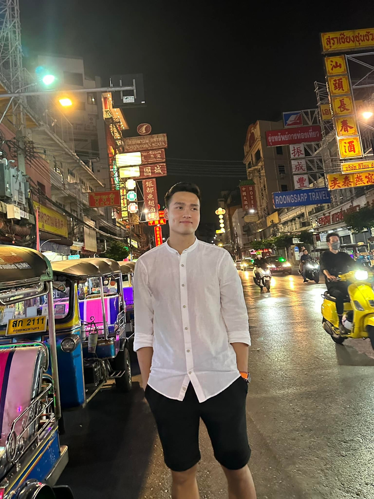 Sở hữu chiều cao lý tưởng 1,84m cùng gương mặt điển trai, anh được người hâm mộ ưu ái gọi là "cực phẩm độc thân" sáng giá nhất của bóng đá Việt hiện nay. (Ảnh: Facebook Bùi Hoàng Việt Anh)