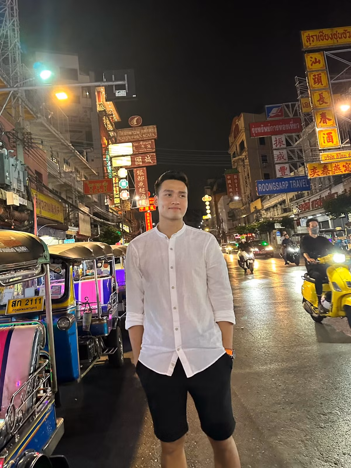 Sở hữu chiều cao lý tưởng 1,84m cùng gương mặt điển trai, anh được người hâm mộ ưu ái gọi là "cực phẩm độc thân" sáng giá nhất của bóng đá Việt hiện nay. (Ảnh: Facebook Bùi Hoàng Việt Anh)