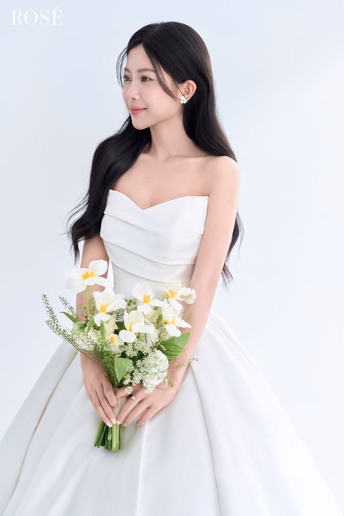 Lần thứ hai là ung thư phổi di căn vào năm 2023, khi sự nghiệp đang ở đỉnh cao.(Ảnh: Rosé Wedding)