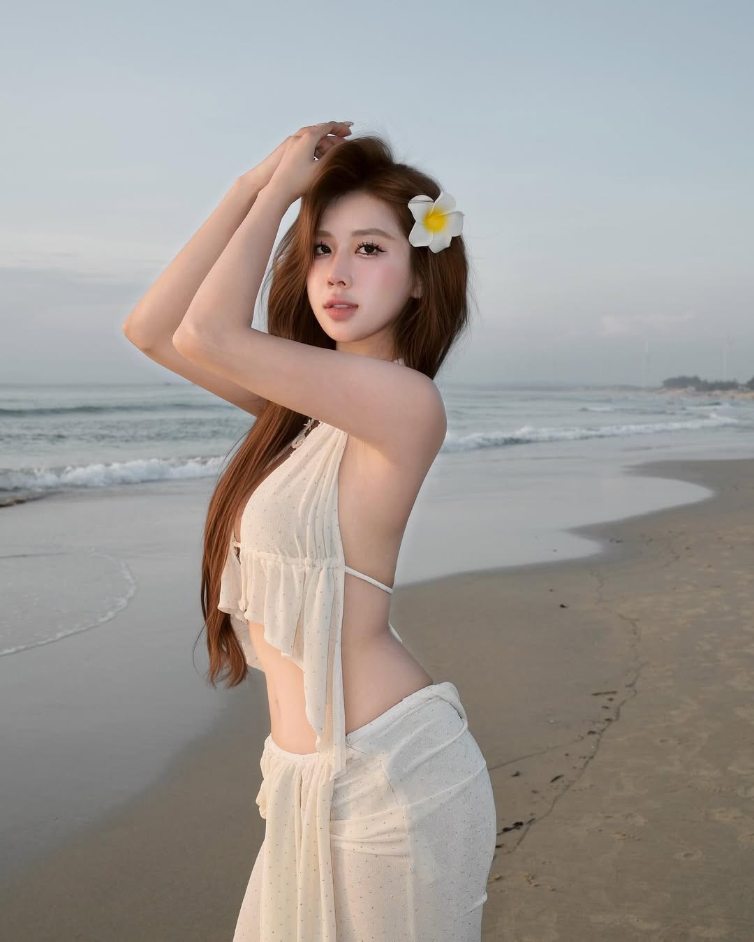 Đây cũng không phải lần đầu Trần Linh Hương "đốt mắt" netizen với phong cách gợi cảm nhưng vẫn rất tinh tế. Trên trang cá nhân, cô thường xuyên chia sẻ những khoảnh khắc du lịch, thời trang, lifestyle với lượng tương tác khủng.