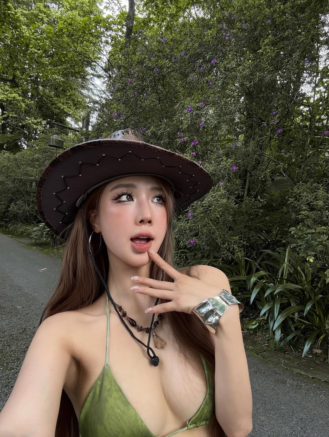 Diện bikini màu xanh rêu nổi bật với thiết kế cách điệu đính trái tim kim loại ở phần hông, Linh Hương không chỉ khoe trọn vòng eo thon mà còn tôn lên đường cong “đốt mắt”.