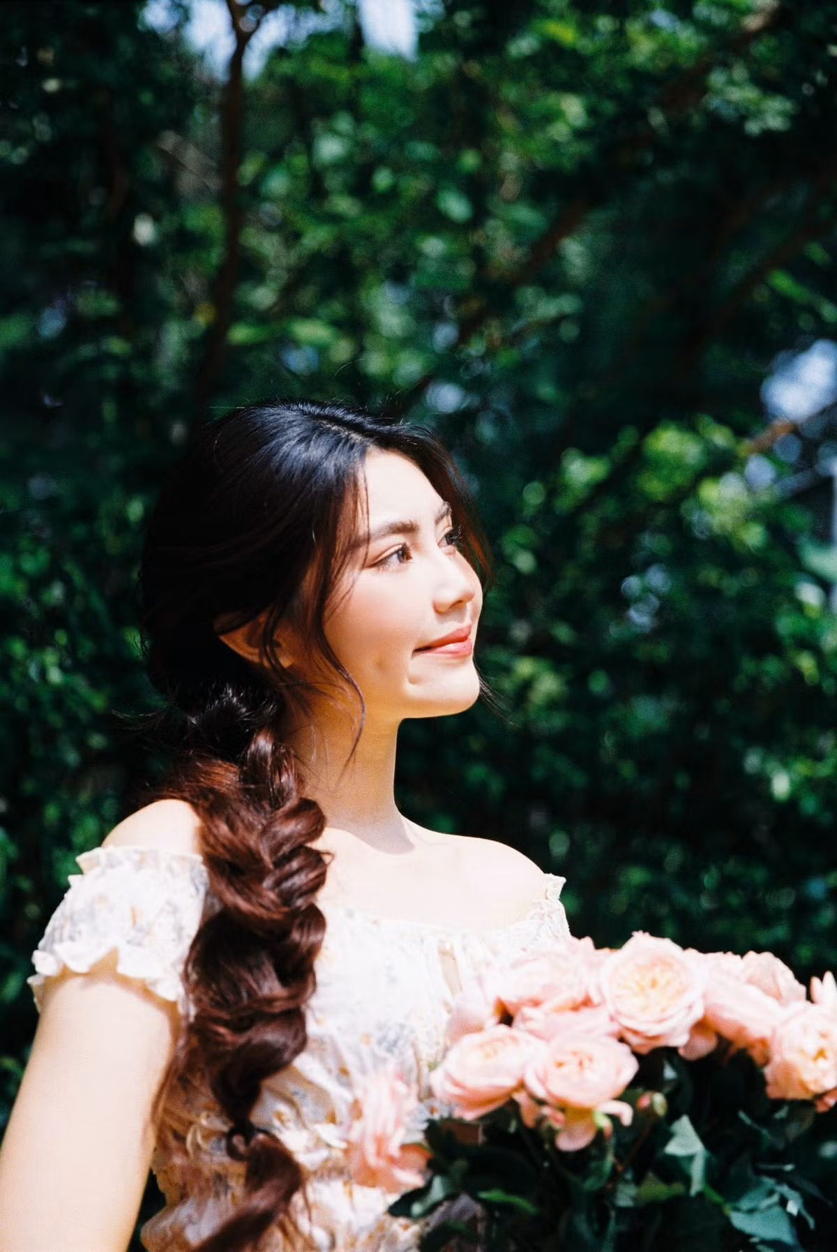 Mới đây, cô nàng lại một lần nữa "gây bão" mạng xã hội khi tung ra bộ ảnh mới, hóa thân thành "nàng thơ" lãng mạn, khiến người xem không khỏi xuýt xoa. (Ảnh: FBNV)