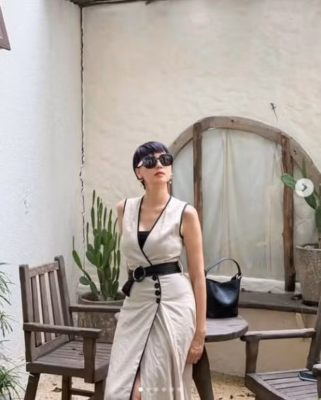 Mới đây, những hình ảnh đời thường được bà Mai Đoàn đăng tải trên trang cá nhân lại tiếp tục gây sốt. Với mái tóc ngắn cá tính, bà chọn trang phục trẻ trung, năng động nhưng không kém phần sang trọng.