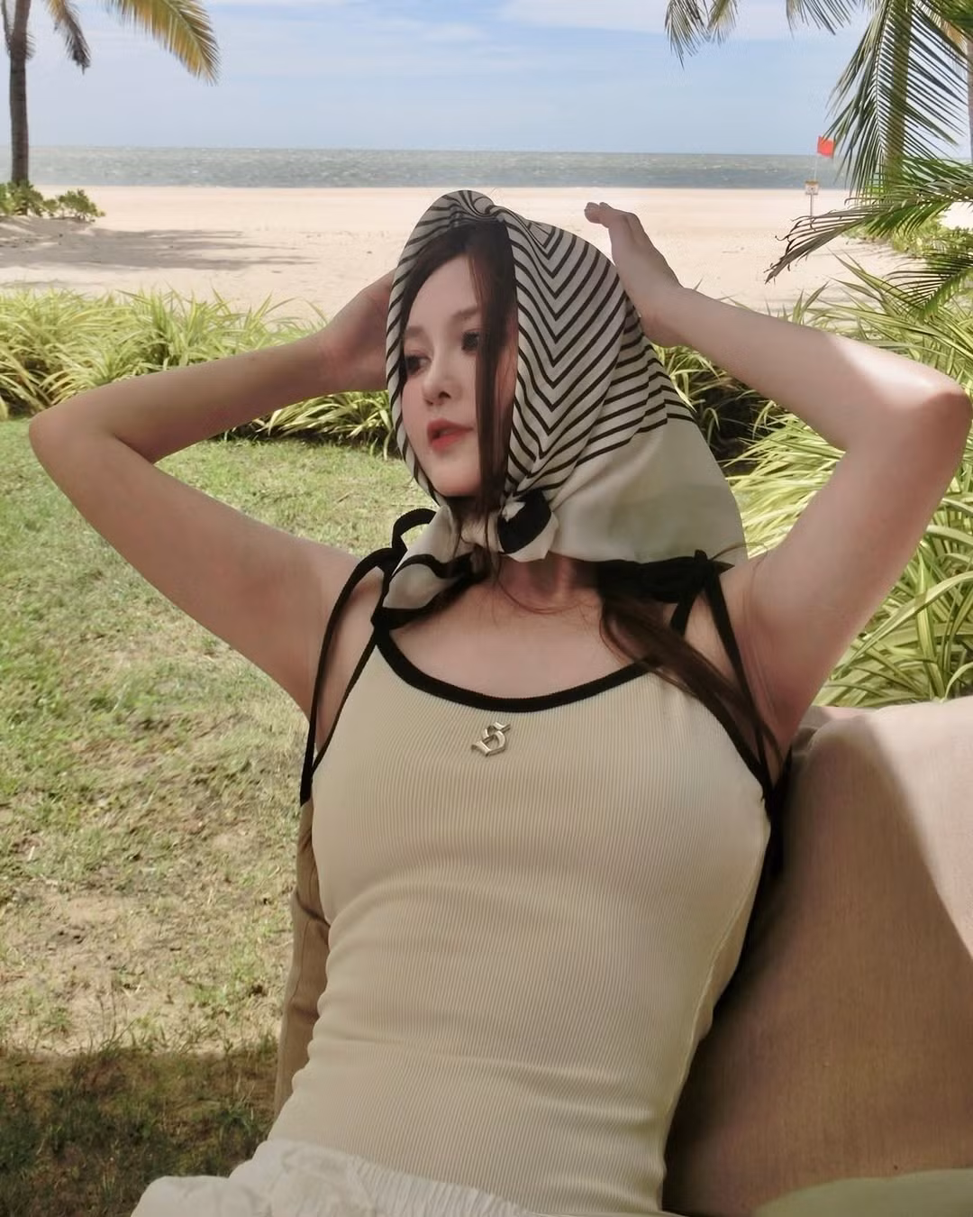 Đặc biệt, người đẹp Gia Lai trung thành với phong cách nữ tính, thanh lịch và rất hiếm khi diện trang phục gợi cảm. Trong những lần đi du lịch, cô nàng khéo léo lựa chọn các trang phục ôm sát vừa phải, vừa khoe được vóc dáng nhưng cũng không gây phản cảm.