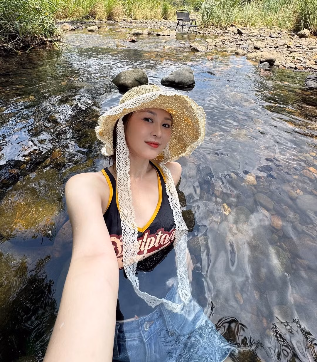 Ribi Sachi (tên thật là Nguyễn Thị Thủy), là thành viên nữ của “nhóm hài tỷ view” FAPTV. Cô nàng mới đây đã khiến cộng đồng mạng “đứng ngồi không yên” khi đăng tải loạt ảnh tắm suối giữa thiên nhiên xanh mát. Không cầu kỳ, không phô trương, loạt ảnh ghi lại khoảnh khắc thư giãn nhưng vẫn toát lên vẻ rạng rỡ, đầy sức sống của nữ diễn viên.