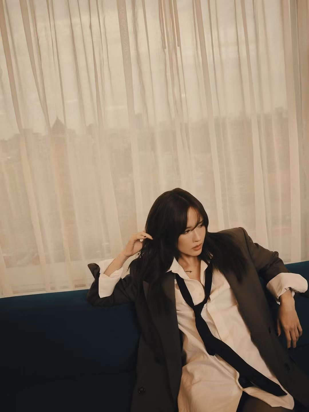 Cô nàng tự tin tạo dáng với nhiều biểu cảm khác nhau, từ trầm tư, suy tư đến đầy thách thức, ánh mắt sắc lẹm, toát lên vẻ bí ẩn và quyến rũ.