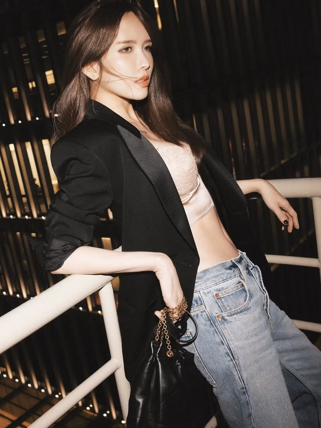 Không chỉ vậy, Thiều Bảo Trâm gần đây cũng hợp tác với nhiều thương hiệu thời trang lớn trên thế giới, chứng minh khả năng toàn diện của cô nàng, không chỉ riêng ở linh vực âm nhạc mà còn lấn sân sang mảng thời trang.