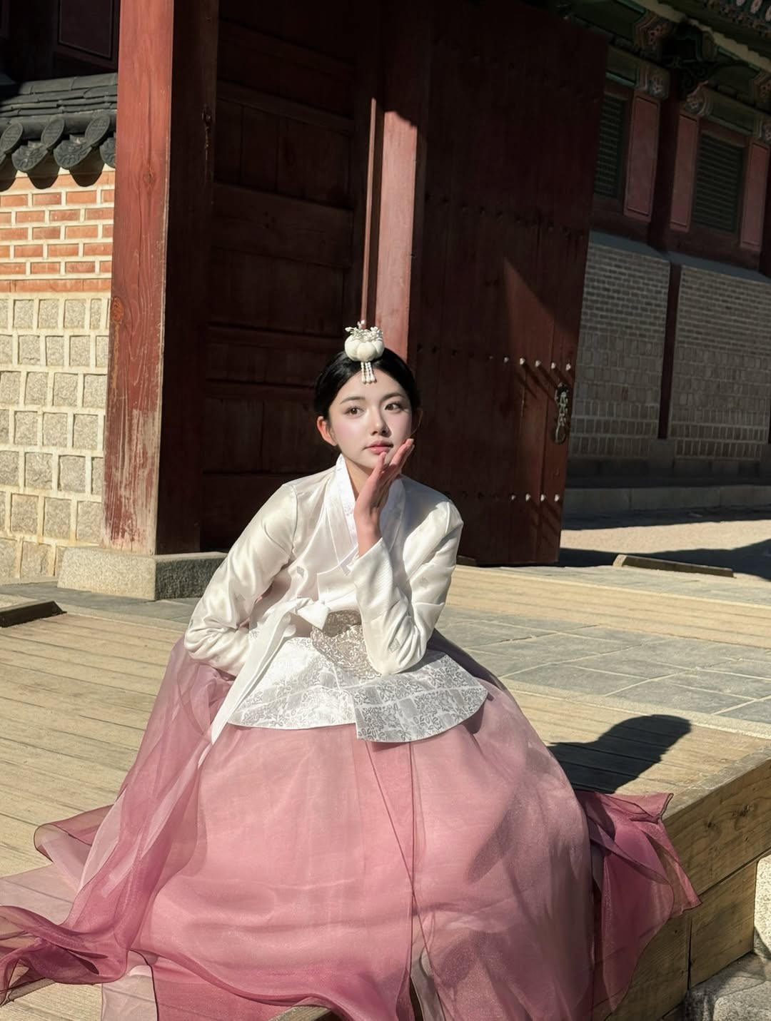 Trong bộ ảnh, Quỳnh Trương lựa chọn bộ Hanbok với tông màu chủ đạo là trắng và hồng tím nhẹ nhàng. Sự kết hợp giữa chiếc áo jeogori trắng thêu họa tiết bạc tinh xảo và chân váy chima bằng chất liệu voan tạo nên vẻ ngoài vừa cổ điển vừa thanh thoát. (Ảnh: IGNV)